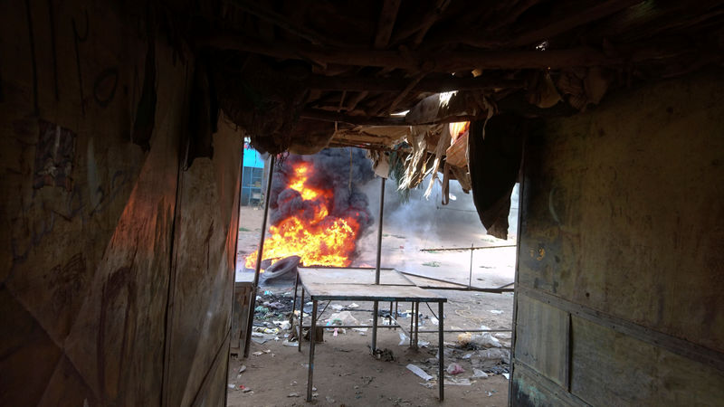 © Reuters. الشرطة السودانية تطلق قنابل غاز بعد إغلاق محتجين شارعا رئيسيا بالخرطوم