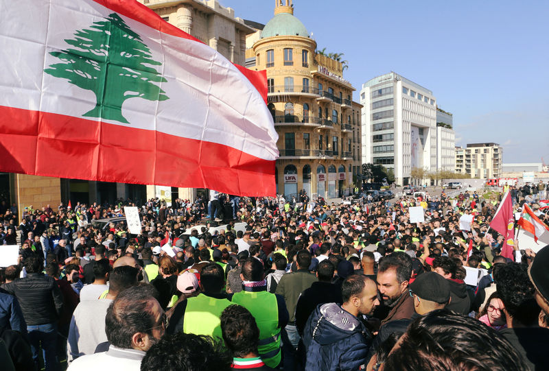 © Reuters. لبنانيون يتظاهرون بسبب الأوضاع الاقتصادية والسياسية