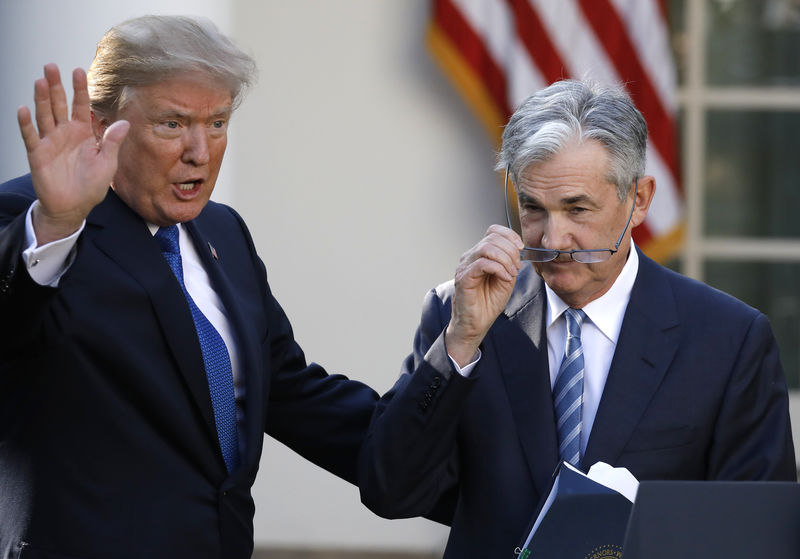 © Reuters. U.S. President Donald Trump gestures with Jerome Powell, his nominee to become chairman of the U.S. Federal Reserve at the White House in Washington