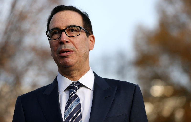 © Reuters. Foto de archivo: El secretario del Tesoro de Estados Unidos, Steven Mnuchin, habla con los medios después de dar una entrevista televisiva en la Casa Blanca en Washington, Estados Unidos