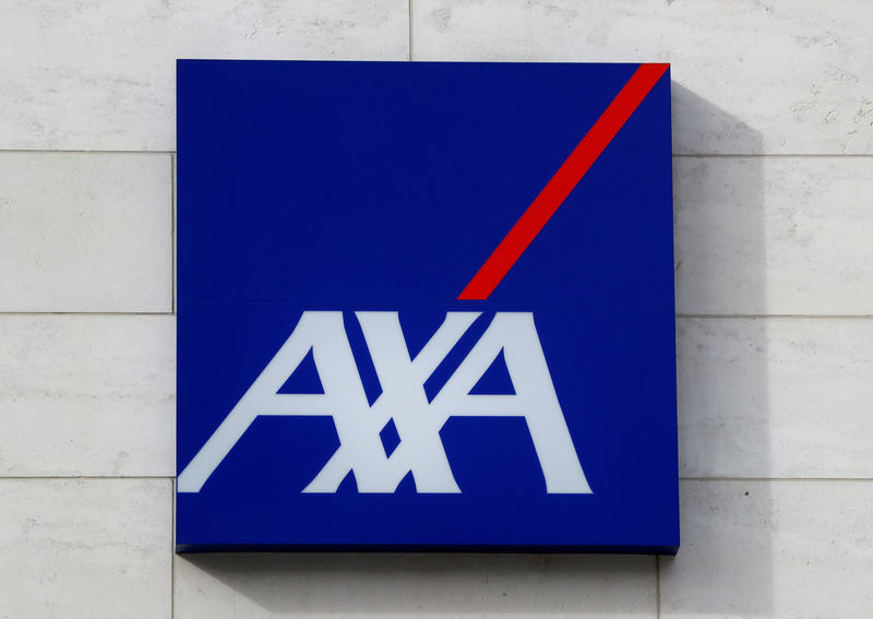 © Reuters. FILE PHOTO: Logo of insurer Axa is seen at the entrance of the company's offices in Brussels