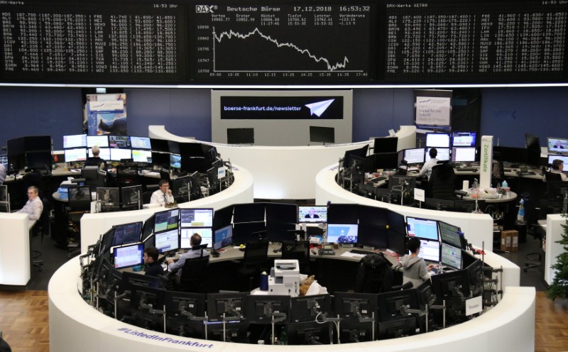 © Reuters. Una pantalla con el índice bursátil alemán DAX en la Bolsa de Valores de Fráncfort