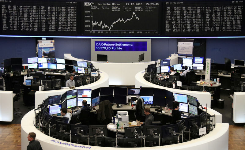 © Reuters. الأسهم الأوروبية تنخفض صباحا وسط معاملات ضعيفة بسبب العطلات