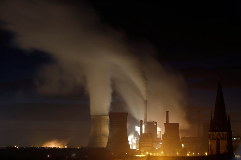 © Reuters. FILE PHOTO: Smoke and steam billows from the Emile Huchet Power Station operated by UNIPER in Carling