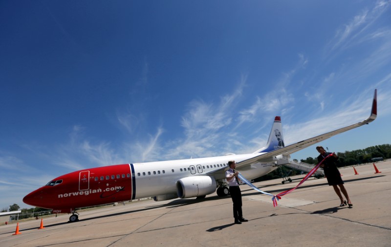 © Reuters. FILE PHOTO: A Norwegian Air Boeing 737-800 is seen during the presentation of Norwegian Air first low cost transatlantic flight service from Argentina at Ezeiza airport in Buenos Aires