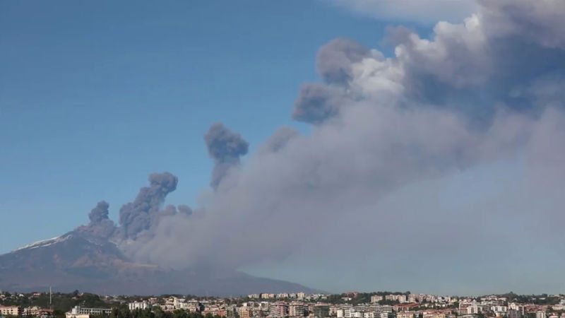 © Reuters. بركان جبل إتنا الإيطالي يثور والسلطات تغلق مطار كاتانيا