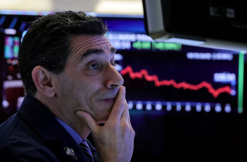 © Reuters. FILE PHOTO: Traders work on the floor of the NYSE in New York