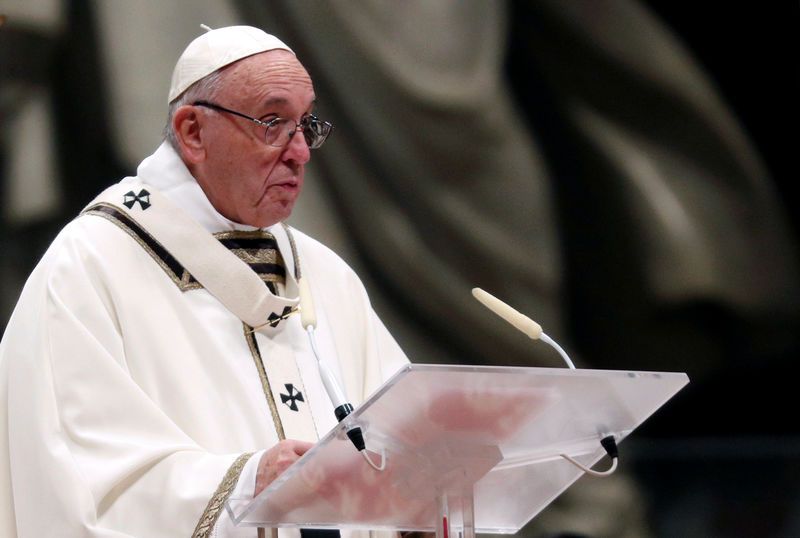 © Reuters. البابا في ليلة عيد الميلاد: تذكروا الفقراء واحذروا المادية