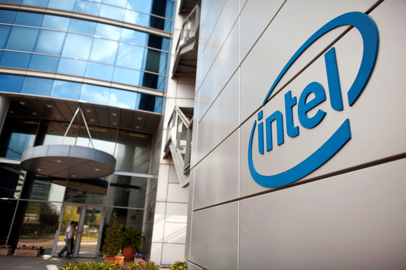 © Reuters. FILE PHOTO: An Intel logo is seen at the company's offices in Petah Tikva, near Tel Aviv, Israel