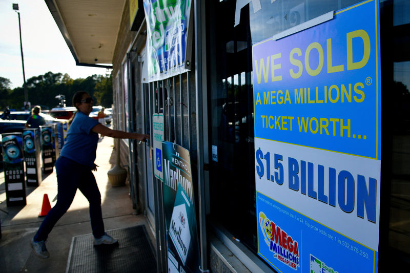 © Reuters. FILE PHOTO: Signs advertising the sale of the winning Mega Millions ticket outside the KC Mart in Simpsonville