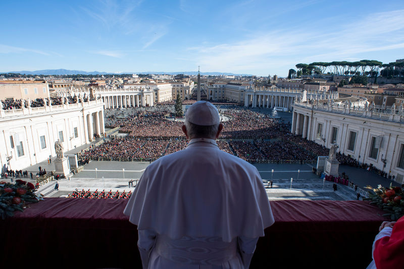 © Reuters. Papa Francisco presenta mensaje "Urbi et Orbi" desde balcón principal de la Basílica de San Pedro en Ciudad del Vaticano