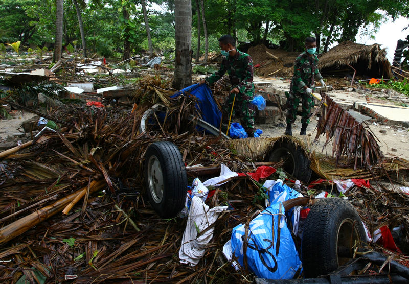 © Reuters. Soldados buscan víctimas tras tsunami en Tanjung Lesung, Banten