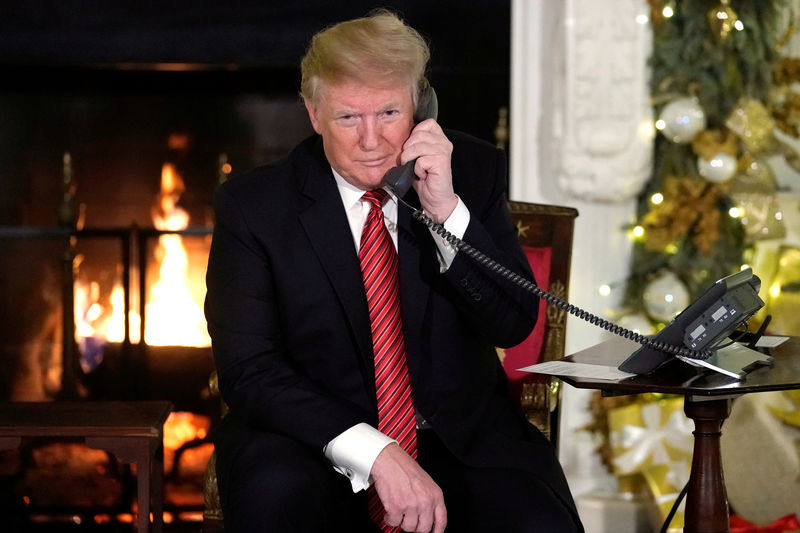 © Reuters. El presidente de Estados Unidos, Donald Trump, participa en llamadas con niños con el rastreador NORAD de Santa Claus, Casa Blanca, Washington