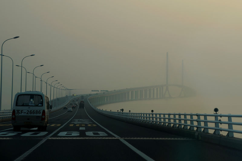 © Reuters. Imagen de archivo. Puente cubierto en smog en Shanghái