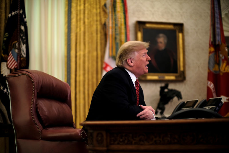 © Reuters. El presidente de Estados Unidos, Donald Trump, en una videoconferencia con miembros del servicio militar del país durante la mañana de Navidad, Oficina Oval, Casa Blanca