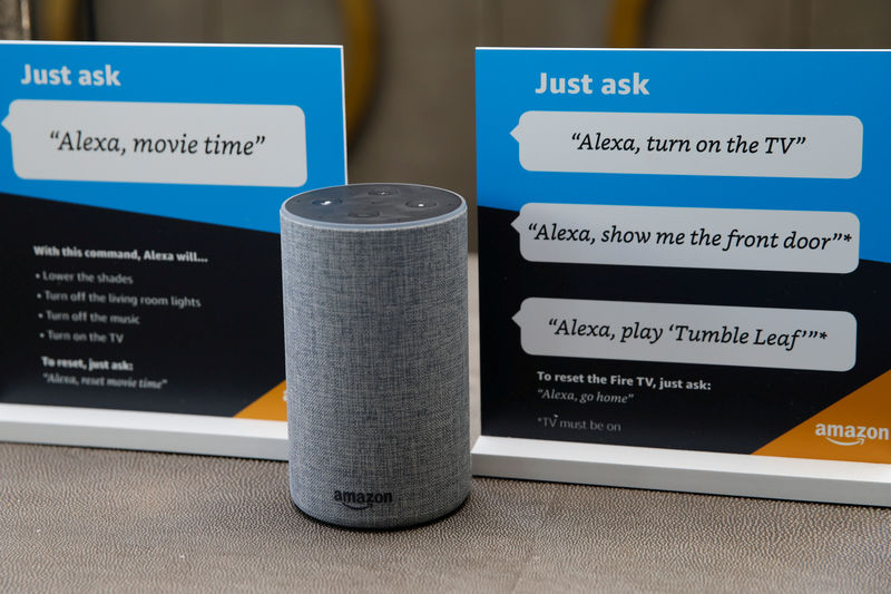 © Reuters. FOTO DE ARCHIVO: Ejemplos sobre cómo utilizar el asistente de Amazon Alexa, en un centro de Amazon en Vallejo, California