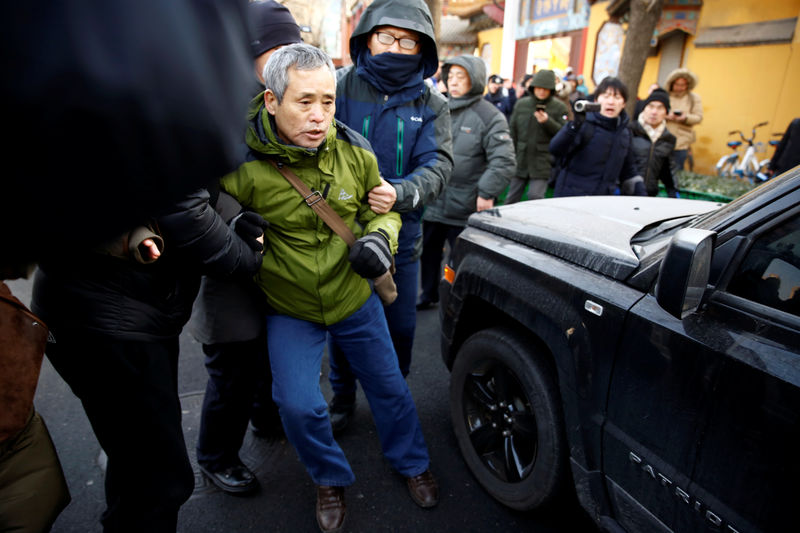 © Reuters. شرطة الصين تمنع الاقتراب من قاعة محكمة تنظر قضية حقوقي بارز