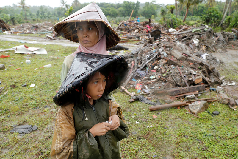 © Reuters. Indonesia busca supervivientes al tsunami bajo lluvias intensas