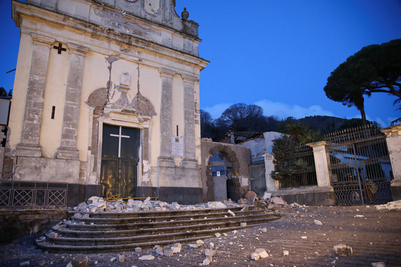 © Reuters. Igreja é vista danificada após terremoto na Sicília, Itália