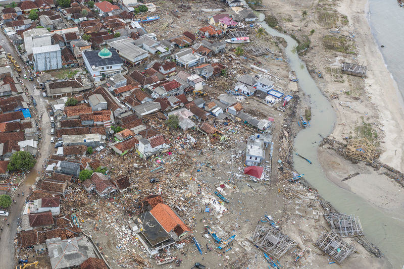 © Reuters. Visão aérea de área afetada por tsunami em Banten, na Indonésia