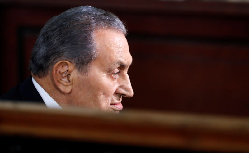 © Reuters. مبارك ومرسي وجها لوجه لأول مرة منذ الانتفاضة المصرية عام 2011