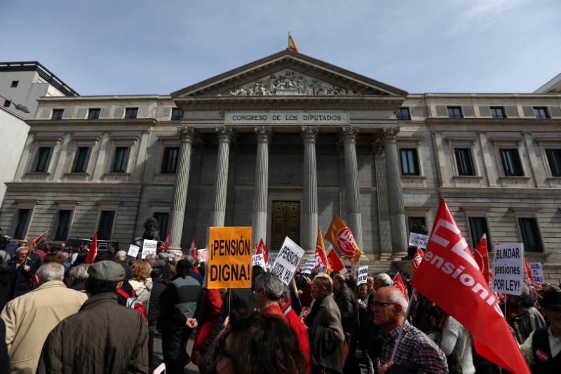 © Reuters. Un grupo de pensionistas reclama una mejora de las prestaciones frente al Congreso de los Diputados en Madrid