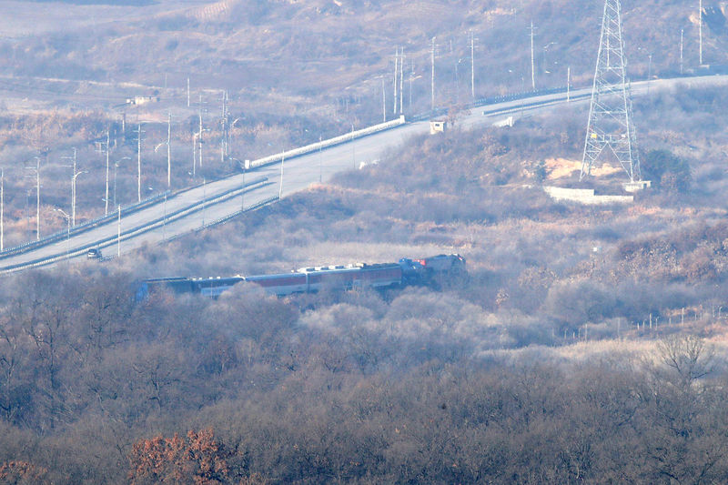 © Reuters. Trem sul-coreano transporta autoridades a caminho da Coreia do Norte