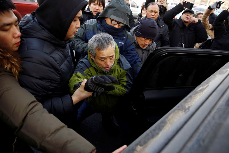 © Reuters. Apoiador de Wang Quanzhang é detido em frente a tribunal em Tianjin