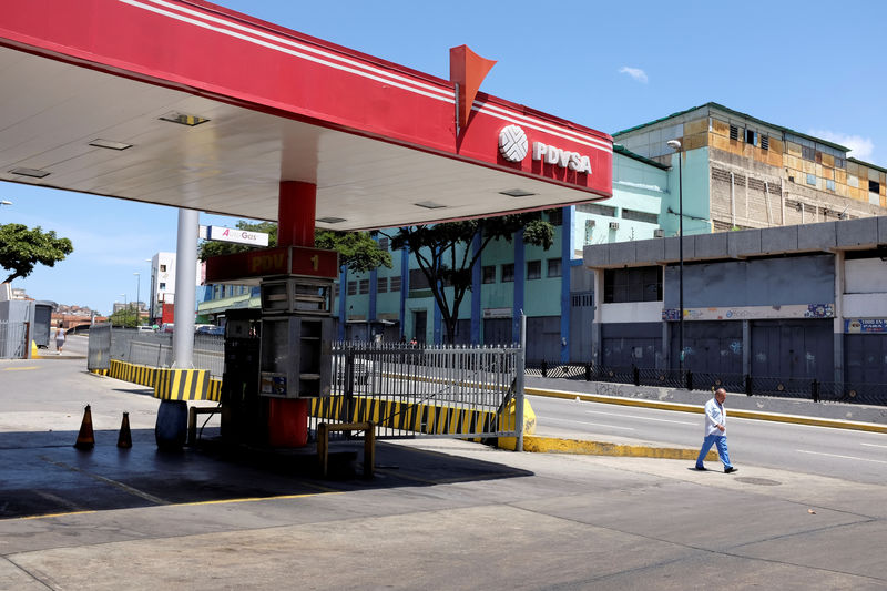 © Reuters. FILE PHOTO: A view of a gas station of the Venezuelan state-owned oil company PDVSA in Caracas