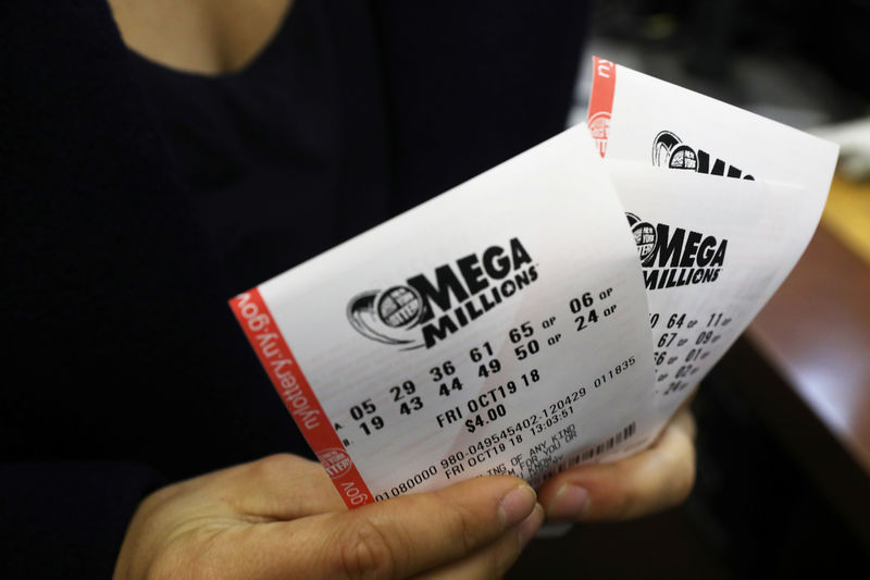 © Reuters. Apostador segura bilhetes de loteria Mega Millions em Nova York