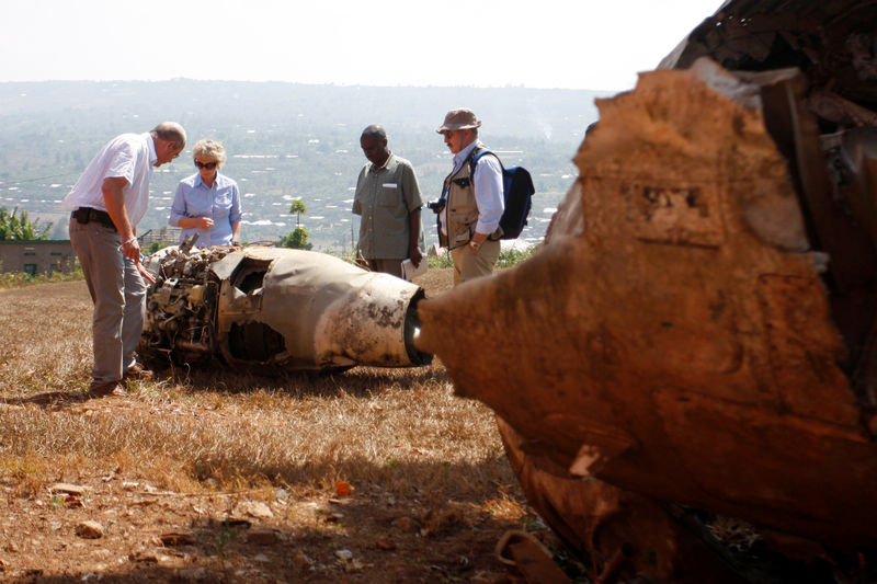 © Reuters. فرنسا تسقط اتهامات ضد مسؤولين روانديين
