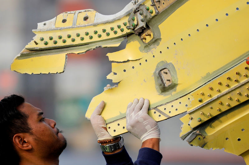 © Reuters. FILE PHOTO: A KNKT official carries debris from the crashed Lion Air flight JT610 at Tanjung Priok port in Jakarta