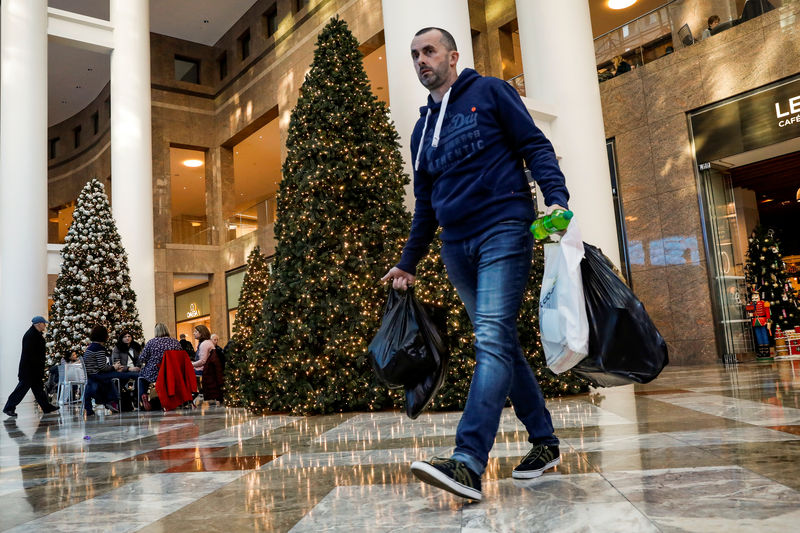 © Reuters. Consumidores fazem compras em Manhattan