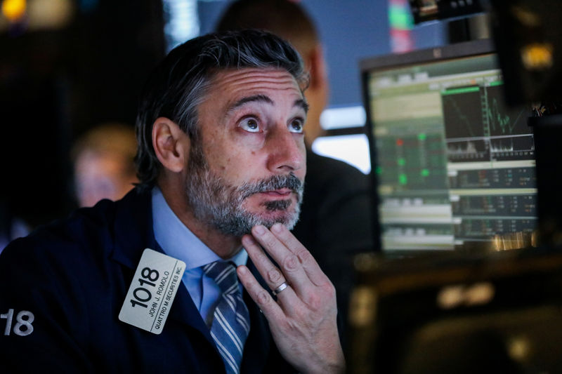 © Reuters. Traders work on the floor of the New York Stock Exchange (NYSE) in New York