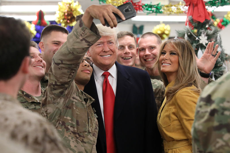 © Reuters. ترامب يقوم بزيارة مفاجئة للقوات الأمريكية في العراق