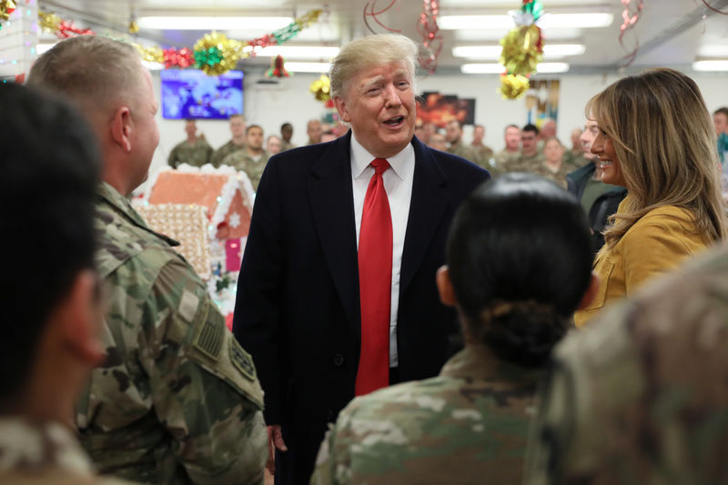 © Reuters. U.S. President Trump and the First Lady greet military personnel at the dining facility during an unannounced visit to Al Asad Air Base, Iraq