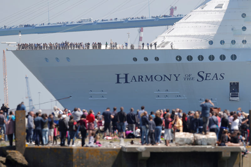 © Reuters. FILE PHOTO: The Harmony of the Seas ( Oasis 3 ) class ship leaves the STX Les Chantiers de l'Atlantique shipyard site in Saint-Nazaire