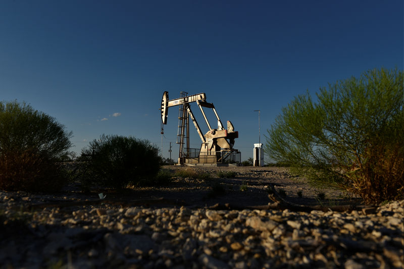 © Reuters. A pump jack on a lease owned by Parsley Energy operates in the Permian Basin near Midland