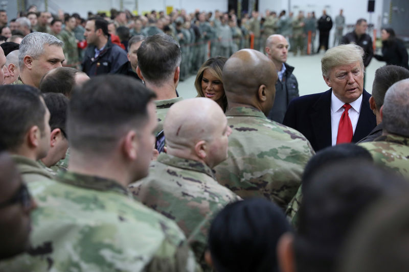 © Reuters. U.S. President Donald Trump and first lady Melania greet U.S. troops at Ramstein Air Force Base in Germany