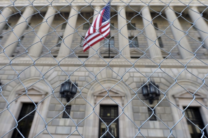 © Reuters. FILE PHOTO: A fence surrounds the U.S. Department of Commerce in Washington