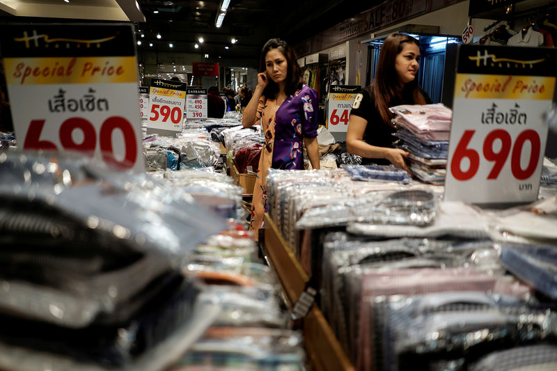 © Reuters. FILE PHOTO - People shop at a department store in Bangkok