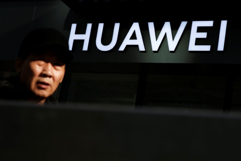 © Reuters. A man walks past a Huawei phone retail shop in Beijing