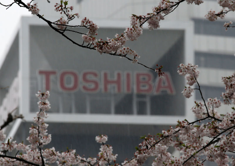 © Reuters. FILE PHOTO:  The logo of Toshiba Corp is seen behind cherry blossoms at the company's headquarters in Tokyo