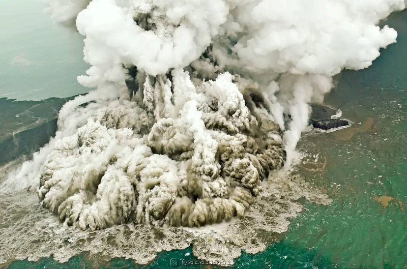 © Reuters. إندونيسيا تغير مسارات جميع الرحلات الجوية حول بركان أناك كراكاتاو
