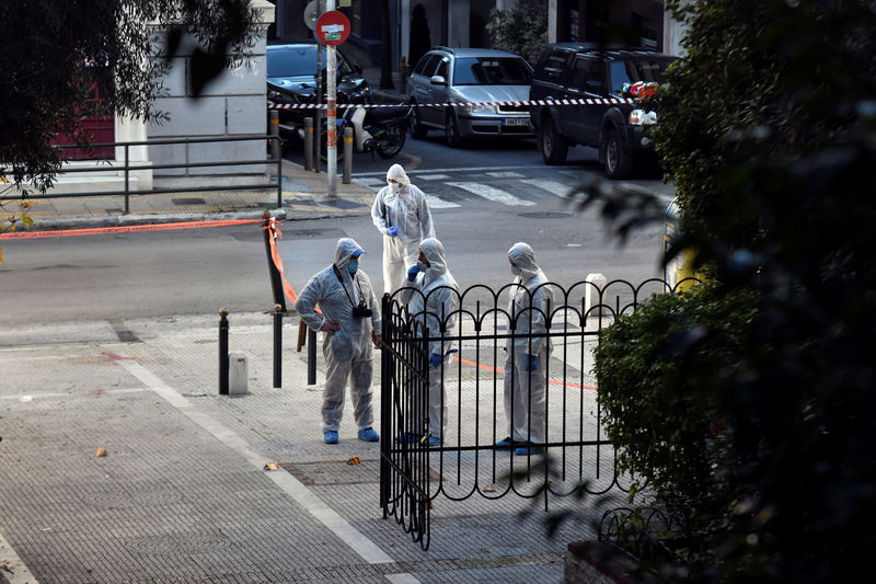 © Reuters. إصابة شخصين في انفجار عبوة ناسفة قرب كنيسة بوسط أثينا
