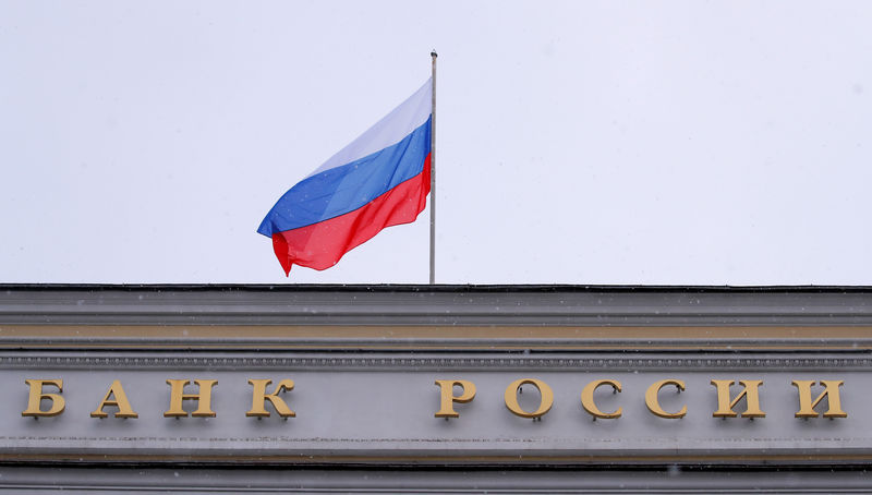 © Reuters. FILE PHOTO:  A Russian flag flies over Russian Central Bank headquarters in Moscow