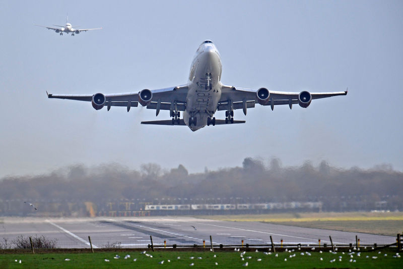 © Reuters. An airplane takes off at Gatwick Airport, after the airport reopened to flights following its forced closure because of drone activity, in Gatwick