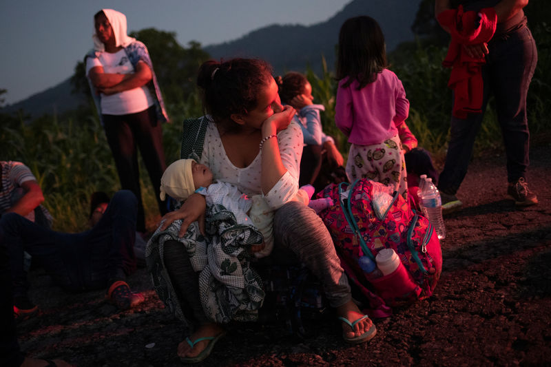 © Reuters. أمريكا توسع الفحص الطبي لأطفال المهاجرين بعد وفاة طفل من جواتيمالا