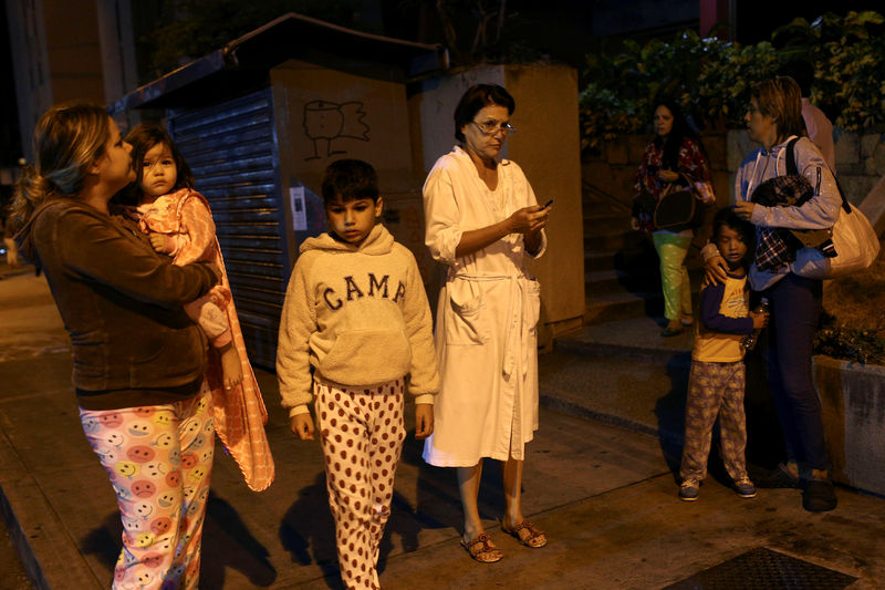 © Reuters. Moradores esperam na rua após terremoto afetar norte da Venezuela