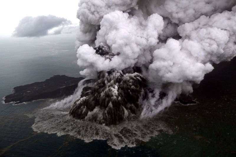 © Reuters. Vista aérea do vulcão Anak Krakatau, na Indonésia